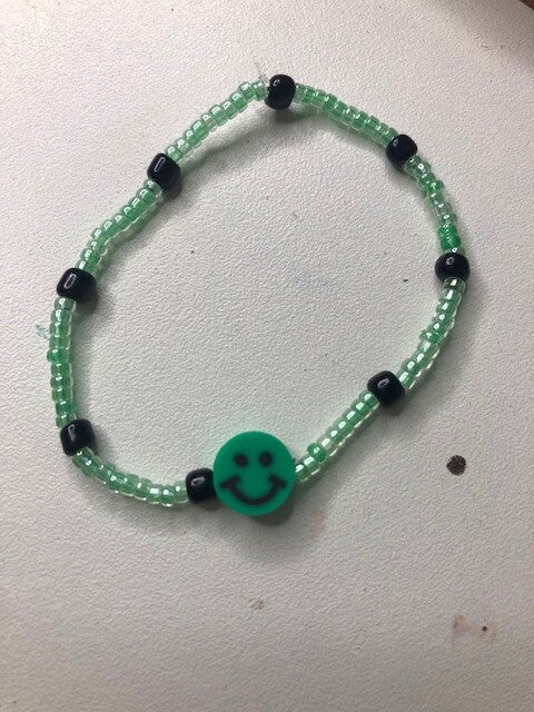 groene rocailles armband met smiley polymeer