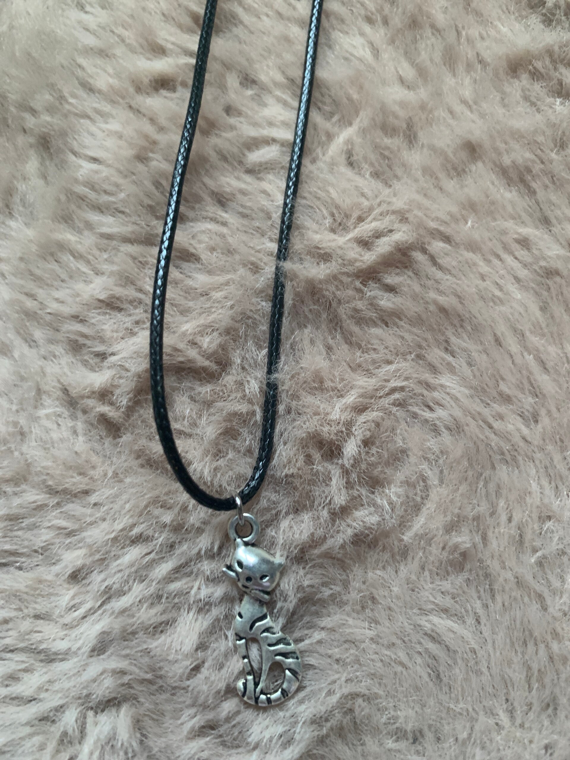 Zwart met zilver ketting poes