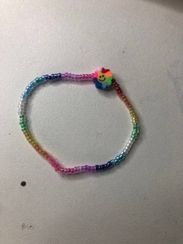 een regenboog armband van rocailles en polymeer
