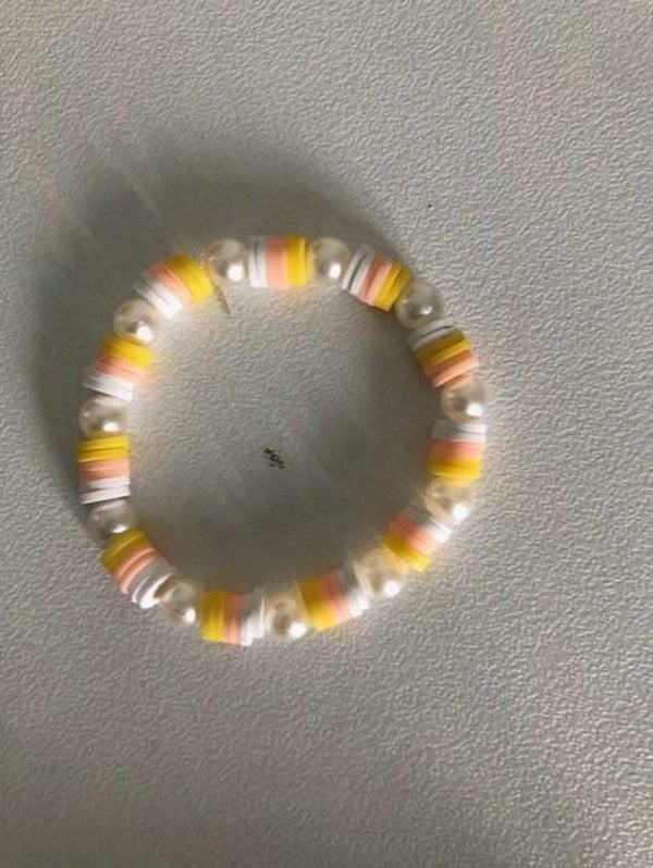 geel met zoetwaterparels armband