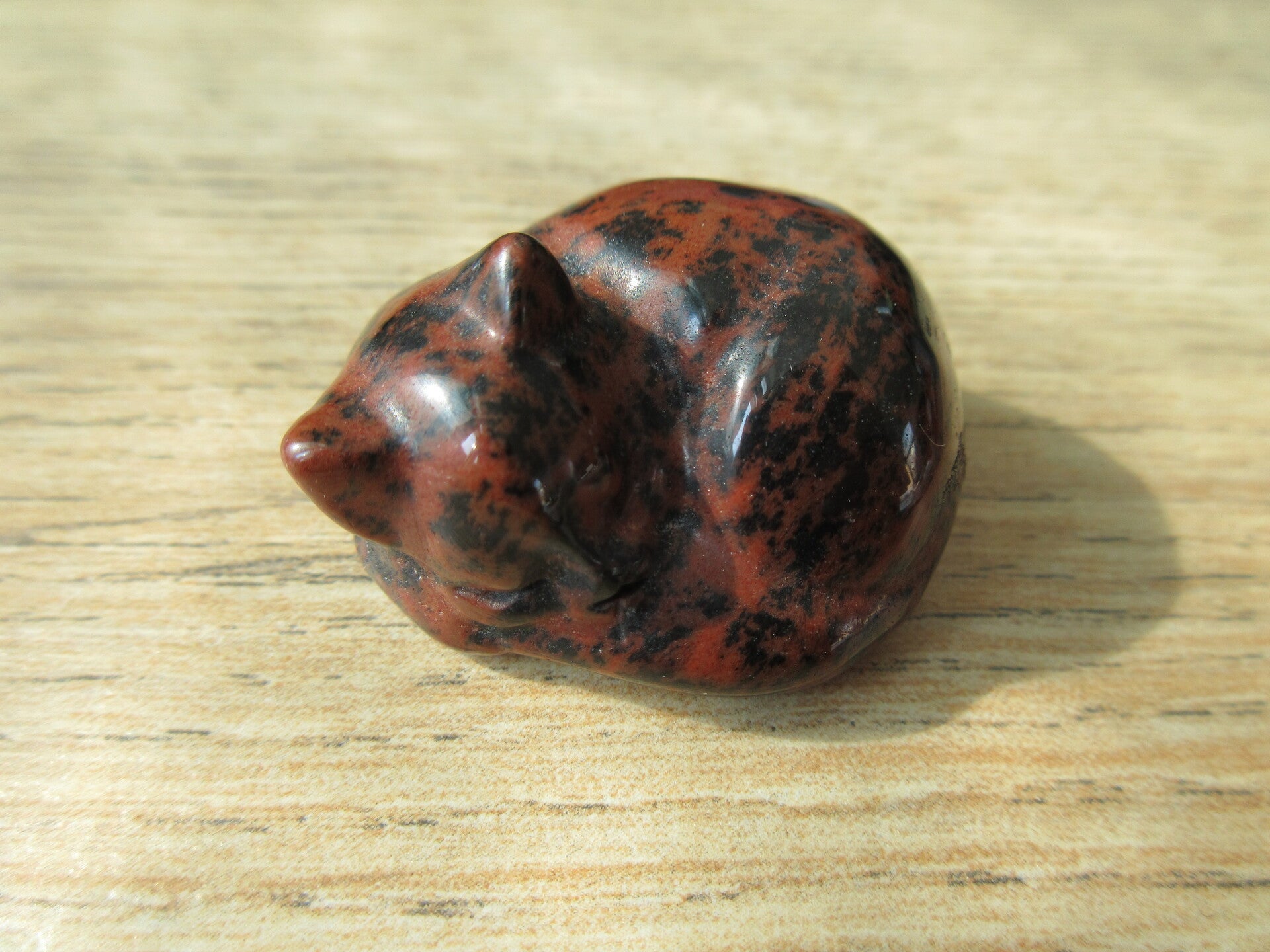 Kat Liggend Groot Mahogany obsidiaan (#586)