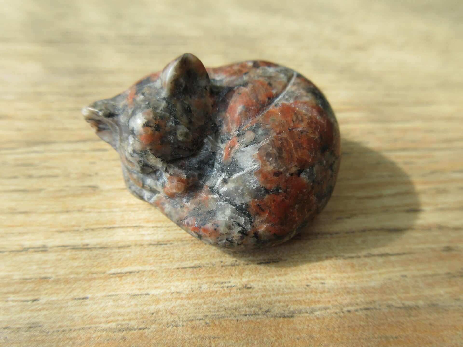 Kat Liggend Groot Red amphibole/Feldspar type (#588)