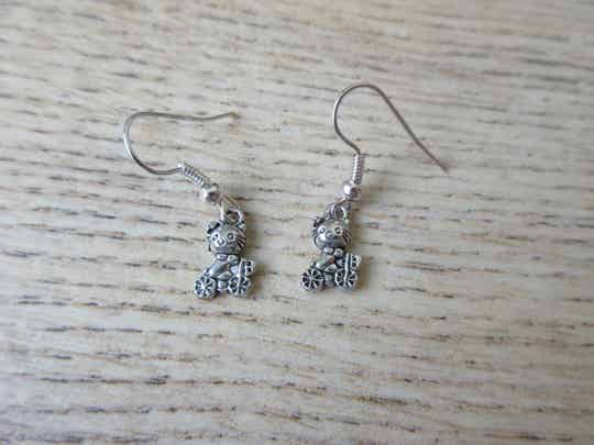 Oorbellen Mini Hello Kitty op fiets