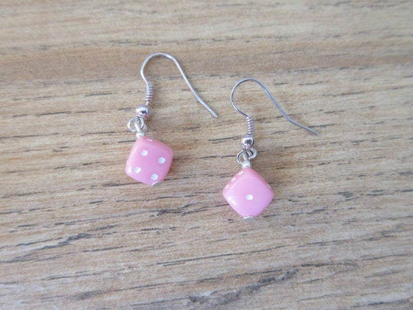 Oorbellen Dobbelsteen klein Licht Roze