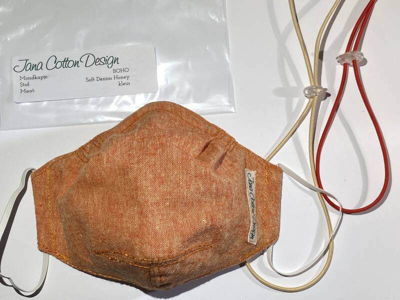 mondkapje Jana Cotton Design, model Boho Soft denim Honey, op maat met oorlussen én een gratis hoofdkoord. Geen vezendkosten