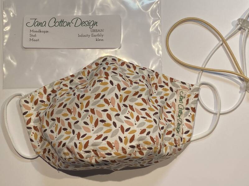 mondkapje Jana Cotton Design, model Urban Infinity Earthly, op maat met oorlussen én een gratis hoofdkoord. Geen verzendkosten