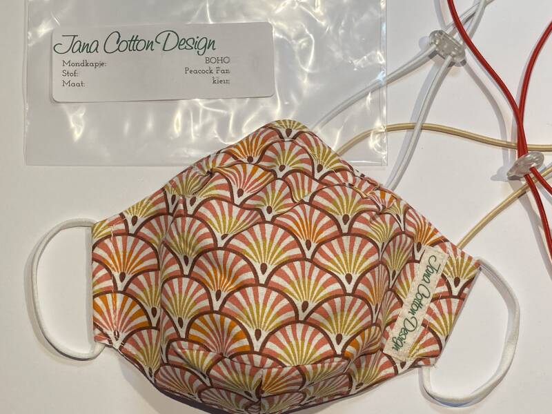 mondkapje Jana Cotton Design, model Urban Peacock Fan, op maat met oorlussen én een gratis hoofdkoord. Geen verzendkosten
