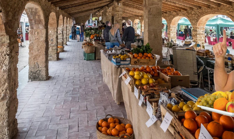 Het historisch centrum van Jávea heeft nog steeds middeleeuwse uitstraling, met smalle straatjes, waar je heerlijk rond slentern