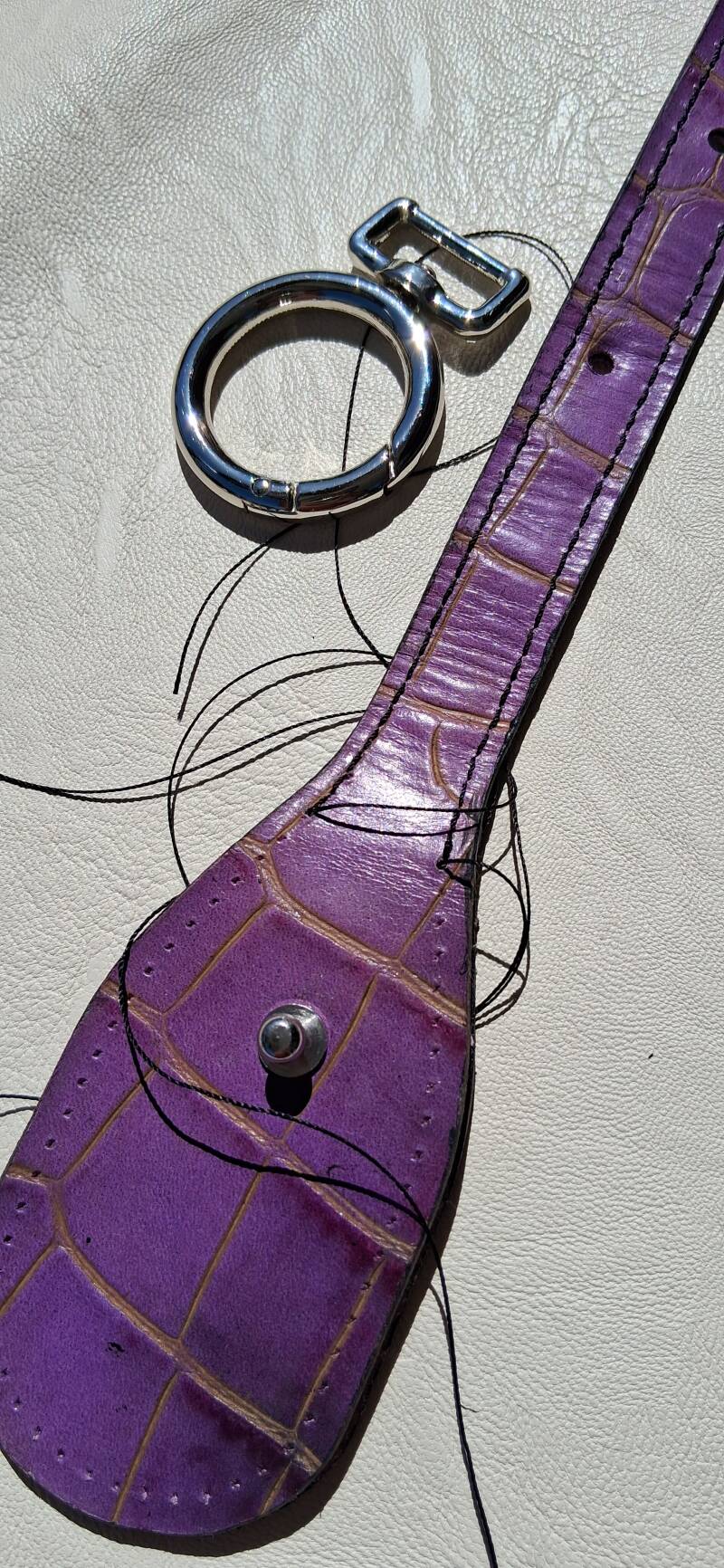 sac-cuir-violet-vue-rapproch-e-anneau-artisanal-jpg-standard.jpg