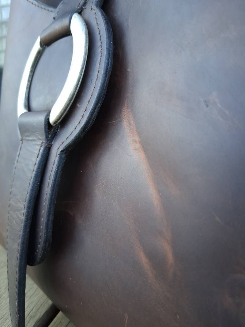 sac-hobo-cuir-pleine-fleur-vue-rapproch-e-boucle-artisanal-jpg-standard.jpg
