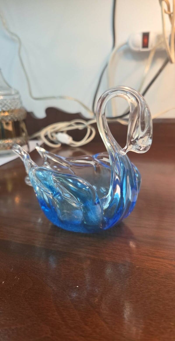 Plongez dans le charme rétro avec cette magnifique sculpture de cygne en verre soufflé à la bouche, une véritable pièce maîtresse datant des années 1970