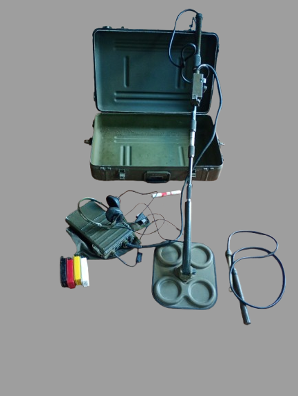 Vietnam war US Military Mine Detector Set (Model P-190)