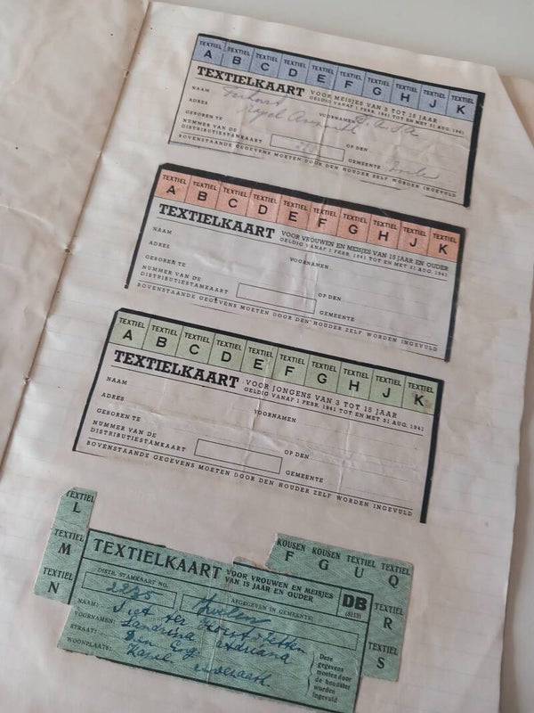 Boekje met tweede wereldoorlog voedselbonnen ingeplakt