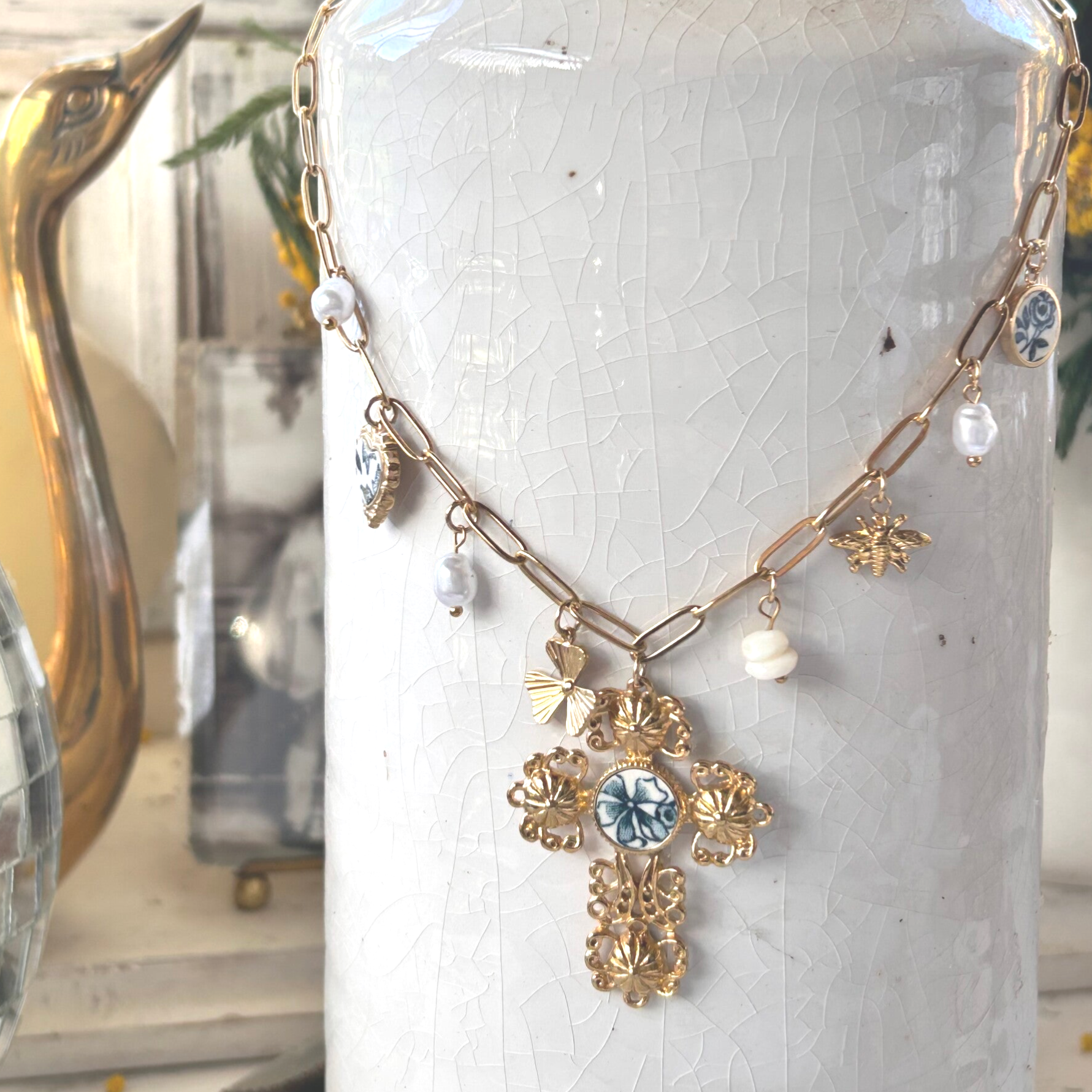 Collier à charms - croix & ex-voto  en faïence ancienne