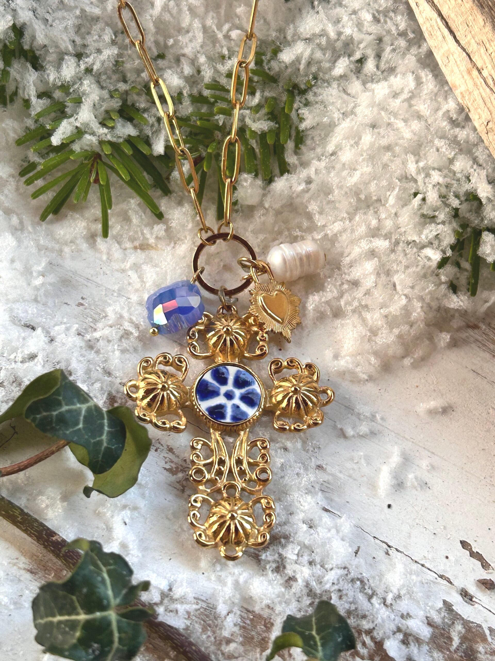 Collier à breloques  - croix bleue