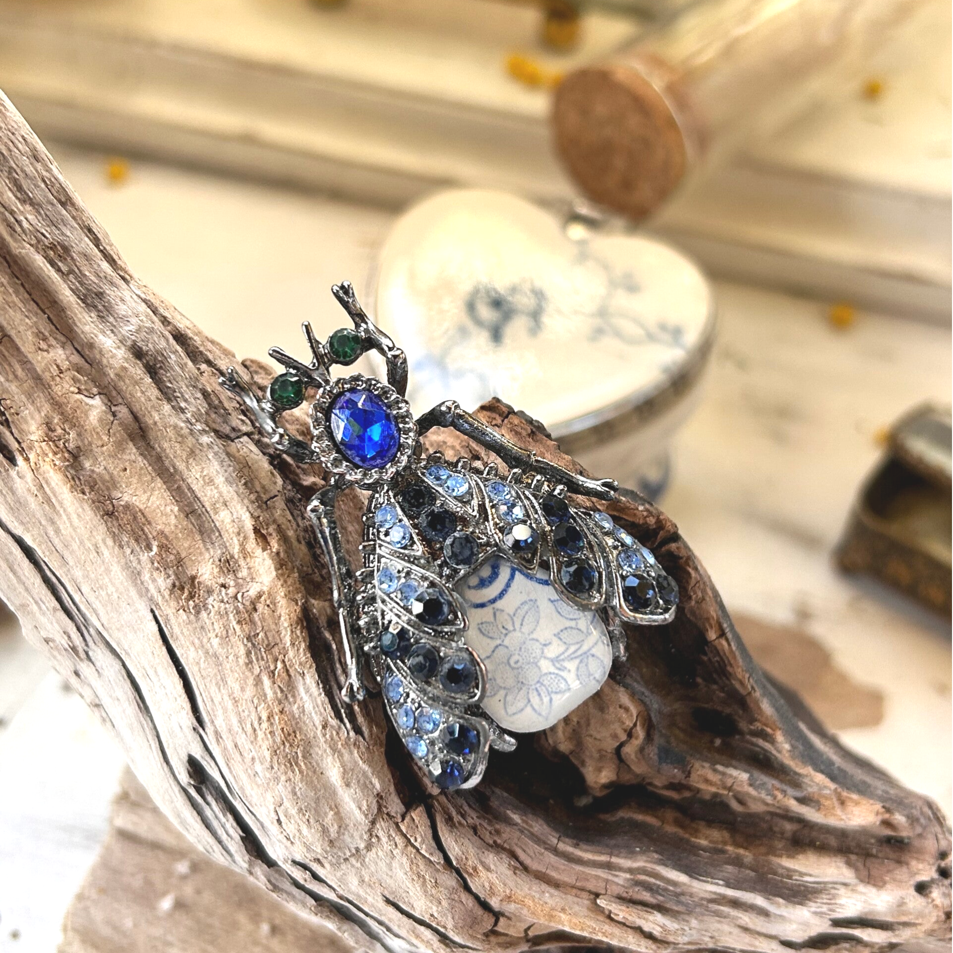 Broche Sphinx des Fleurs – Strass & faïence ancienne Sarreguemines