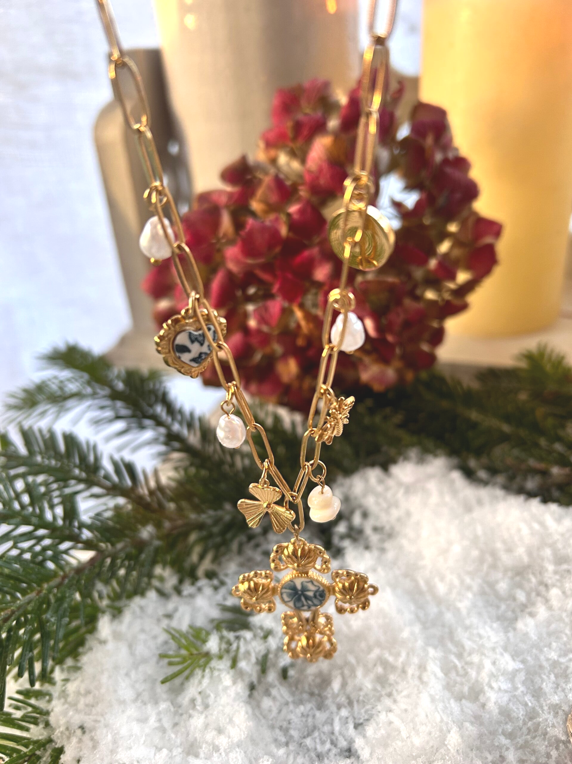 Collier à charms - croix & ex-voto  en faïence ancienne