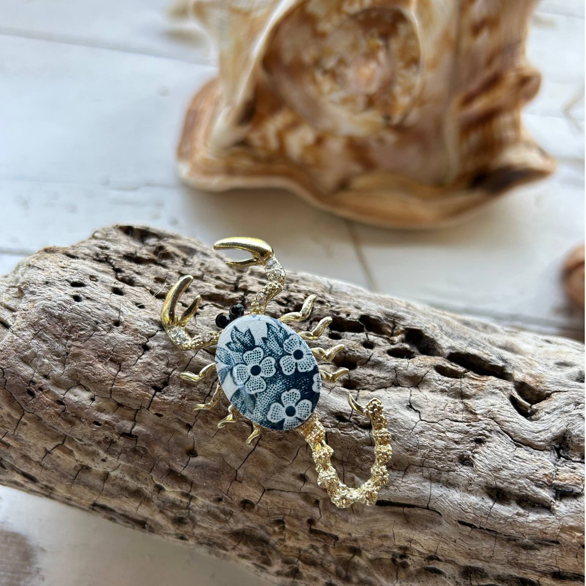 Broche Scorpion & faïence ancienne – Modèle Marie Louise