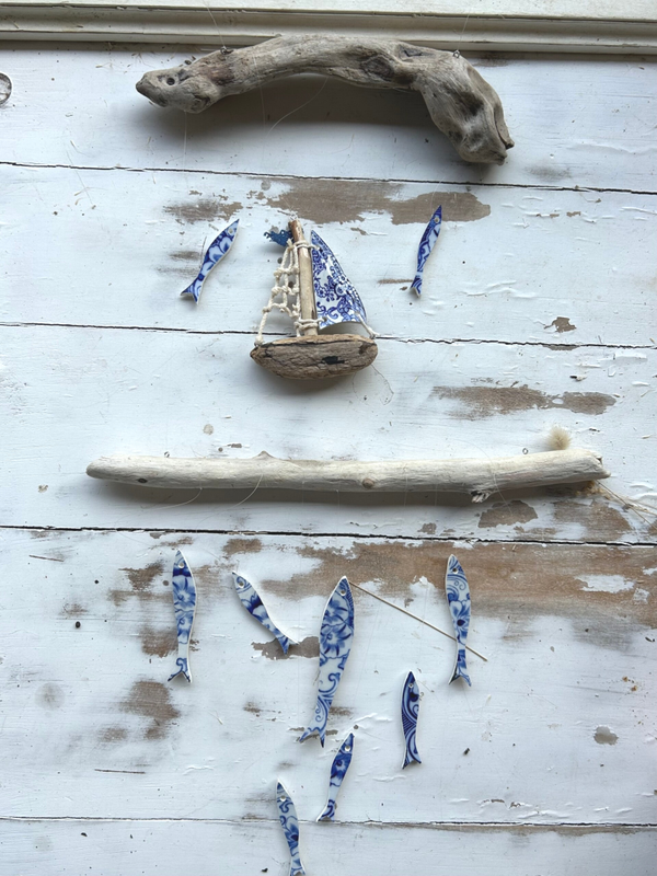 Mobile Marin- bateau & petits poisson en faïence- Dentelle