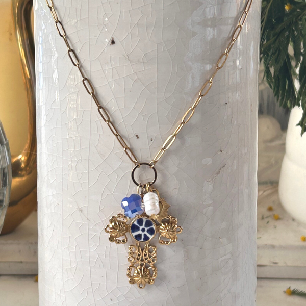 Collier à breloques  - croix bleue