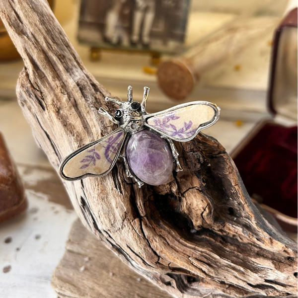 Broche Abeille - améthyste - terre de fer Gien - juillet