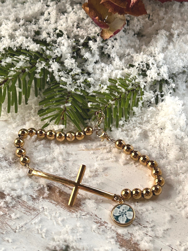 Bracelet croix dorée & médaillon en faïence ancienne