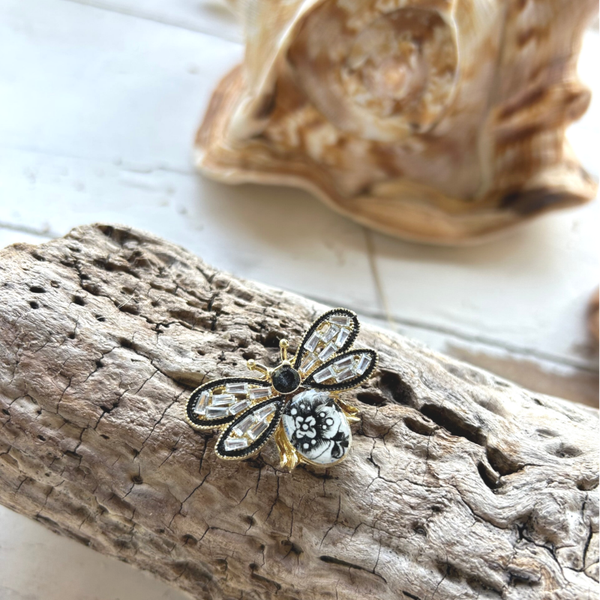 Broche Abeille dorée & faïence ancienne – Terre de fer noire