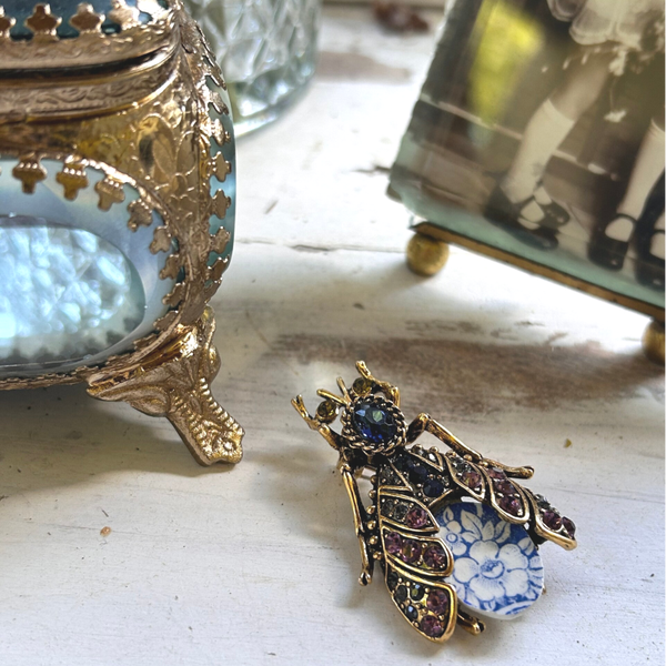 Broche Sphinx des fleurs - bleue