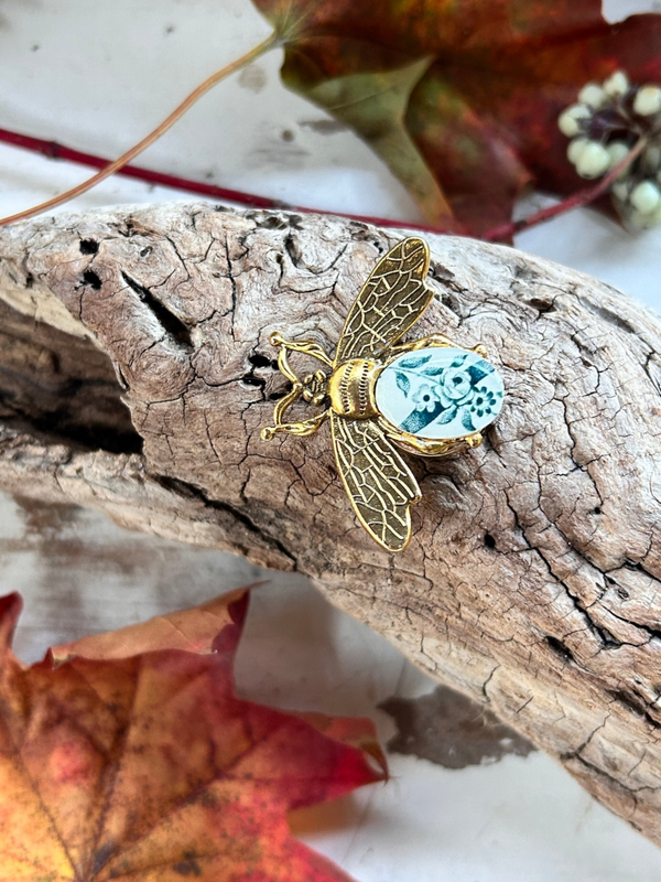 Abeille cache-bouton - jardin fleuri