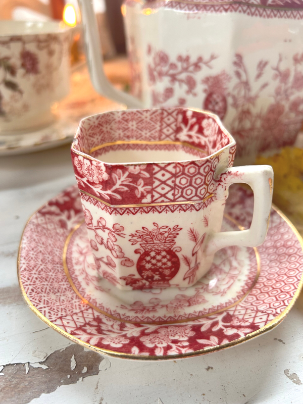 Tasse  café en faïence ancienne – décor floral bordeaux – style victorien