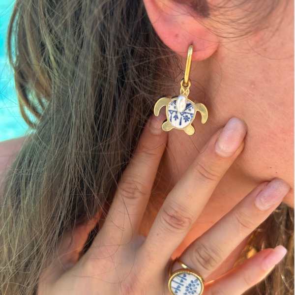 Boucles d’oreilles Tortue & Perles – Collection La Grande Bleue