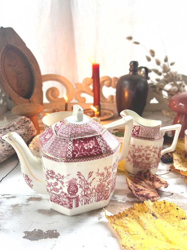 Théière ancienne en faïence – décor floral rouge bordeaux – style victorien