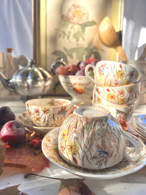Tasse et sous-tasse à fleurs – Faïence ancienne numérotée