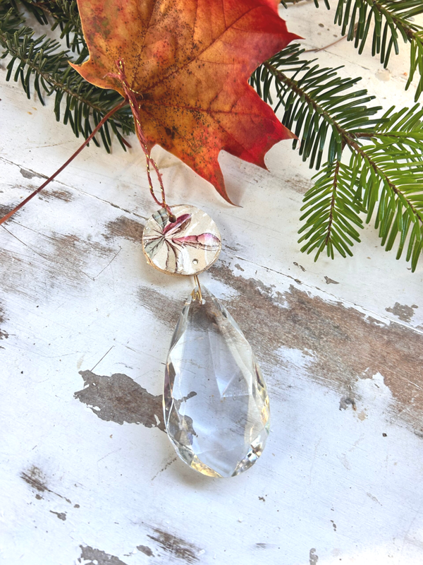 Décoration de Noël “Éclat d’Azalia” – Pampille et faïence ancienne