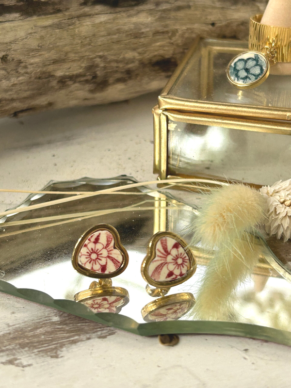 Puces d’oreilles cœur – Motif floral rouge