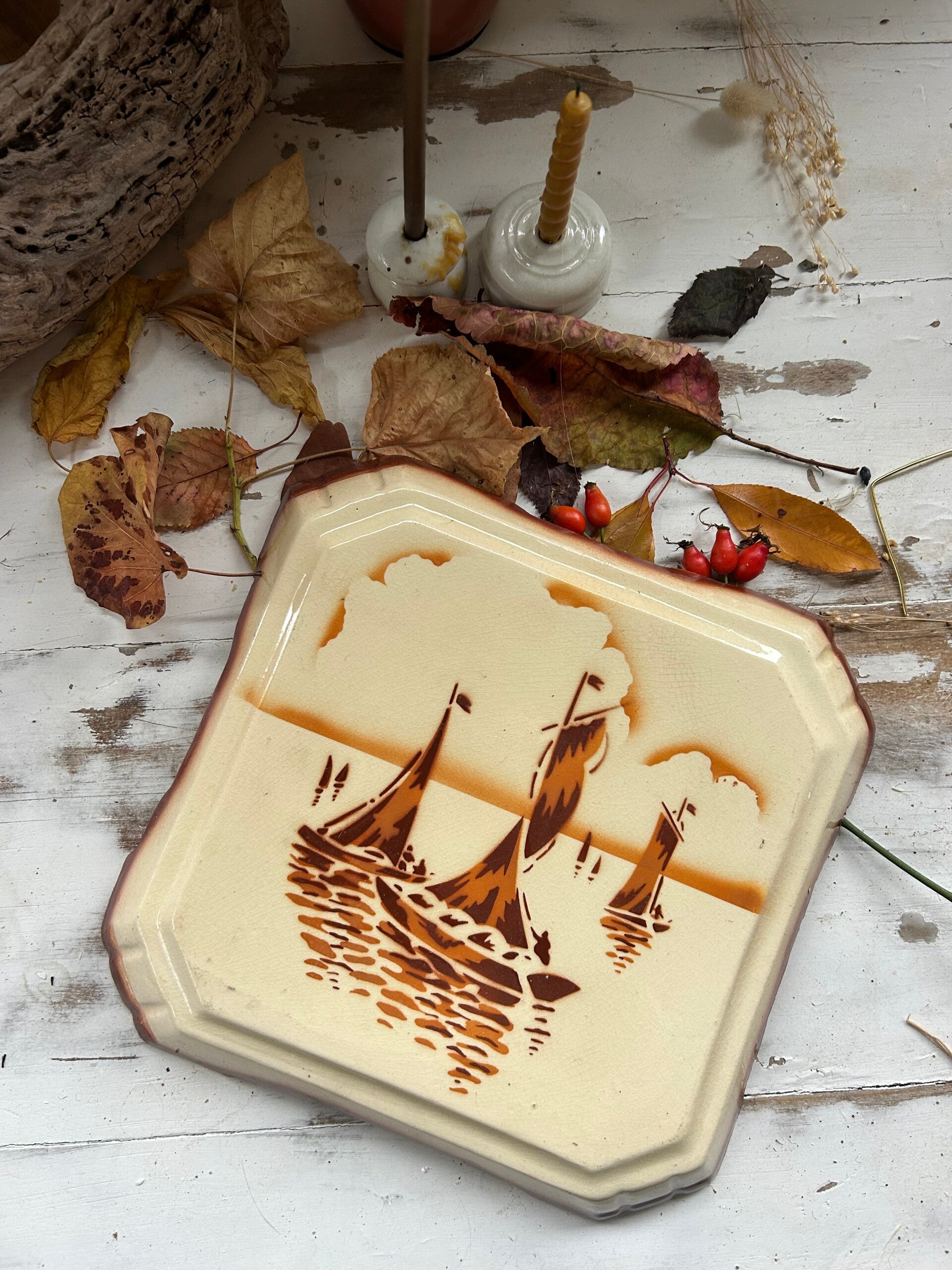 Dessous de plat carré – Manufacture de Saint-Amand – Modèle “Godefroy” – Décor bateaux orange et marron