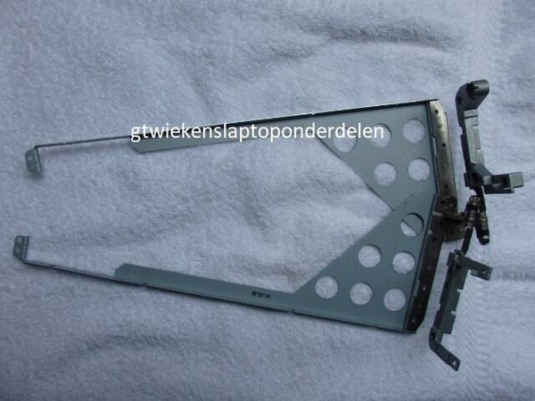 Toshiba Satellite P300-1FY  Scharnieren L/R Gebruikt 22G101/ch