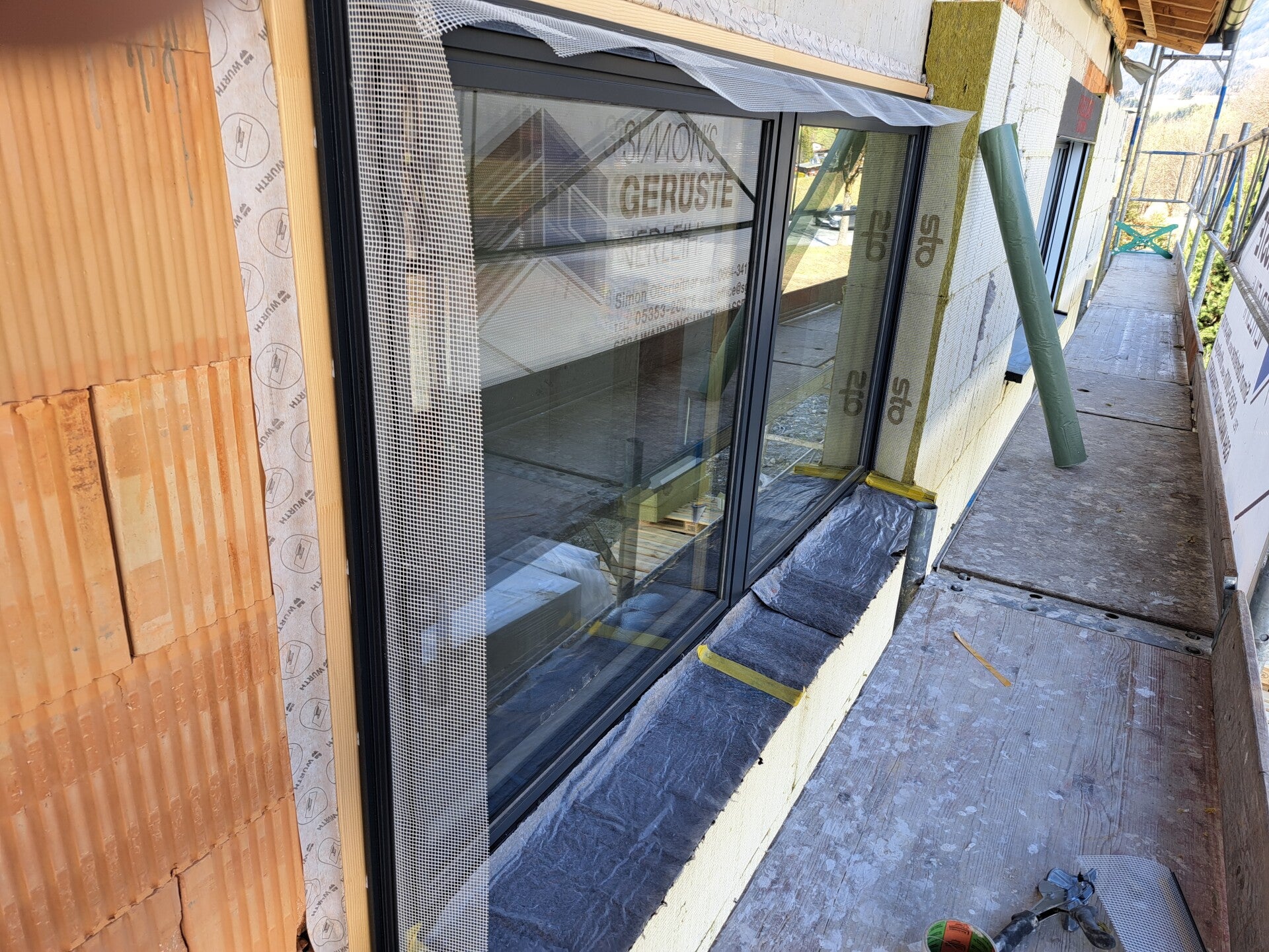 Modernes Haus mit großflächigen Fenstern und hochwertiger Fassadendämmung