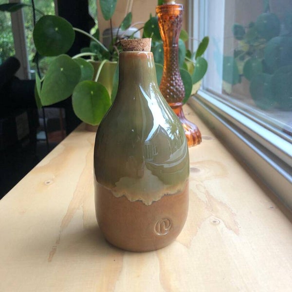 Flesje/vaasje/kandelaar, inclusief kurk, kaars & kaarsenhoudertje. (14 cm hoog, 7 cm breed, hals: 2 cm breed)