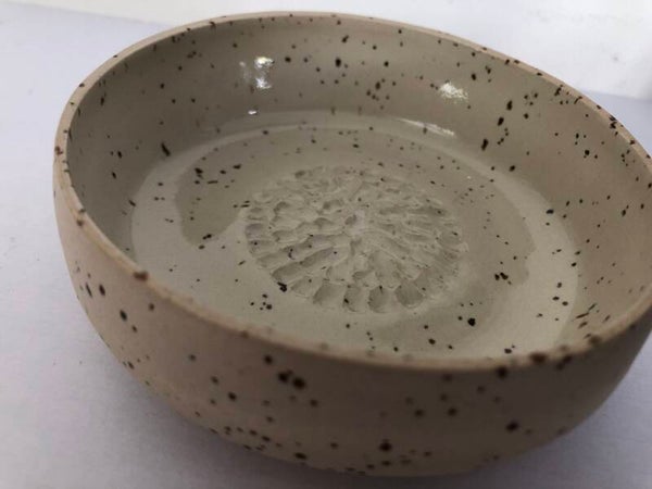 Knoflookrasp, mat beige buitenkant, glanzend beige binnenkant