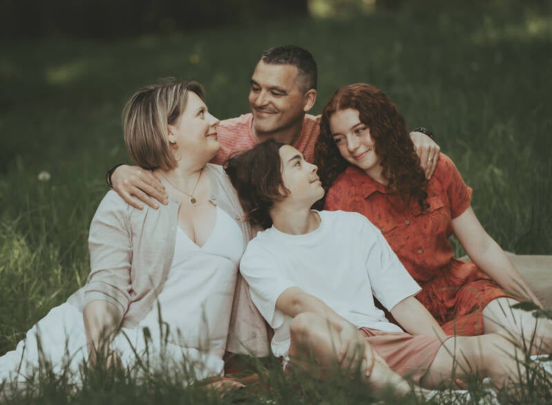 Séance photo famille en extérieur à Esternay