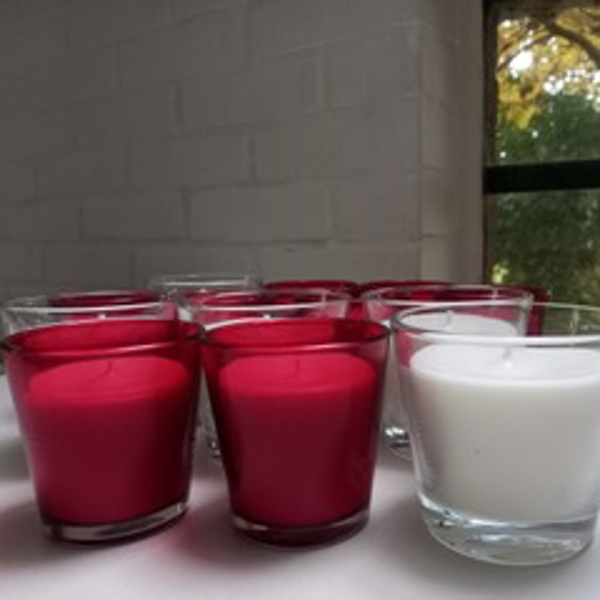 Rood glas met kaars van koolzaadwas