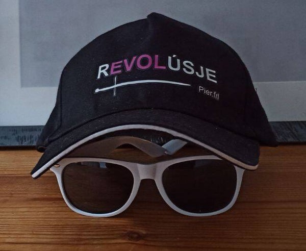 Pet set van Pier.frl  Revolutie Pet met bril