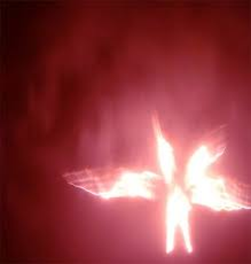 SCP-001 fotografiado desde el punto de observación en el Sitio 0. Nótese los cuatro apéndices de "alas" de fuego que se encuentran arriba y hacia los lados de la figura.