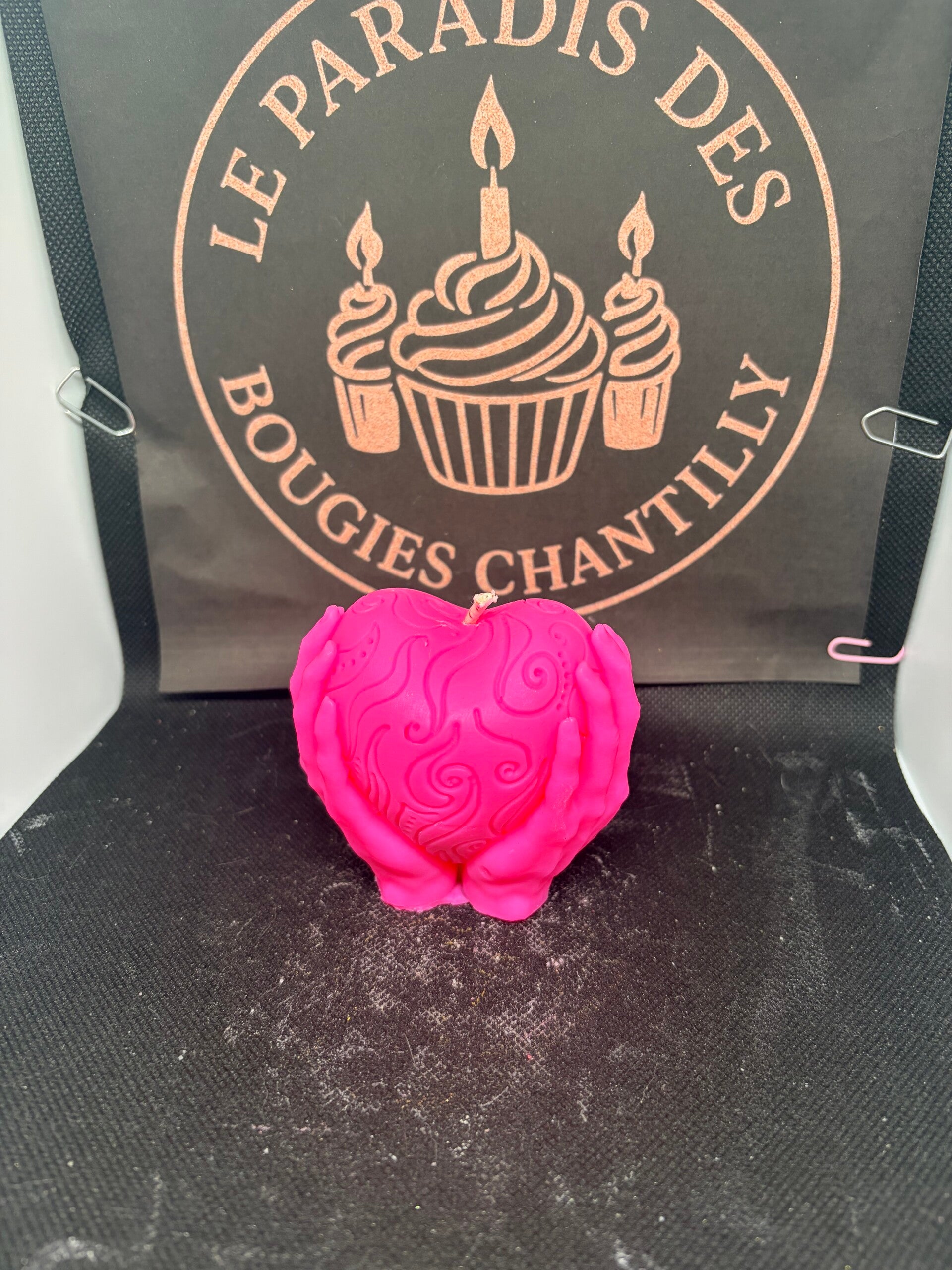 Bougie coeur entre les mains