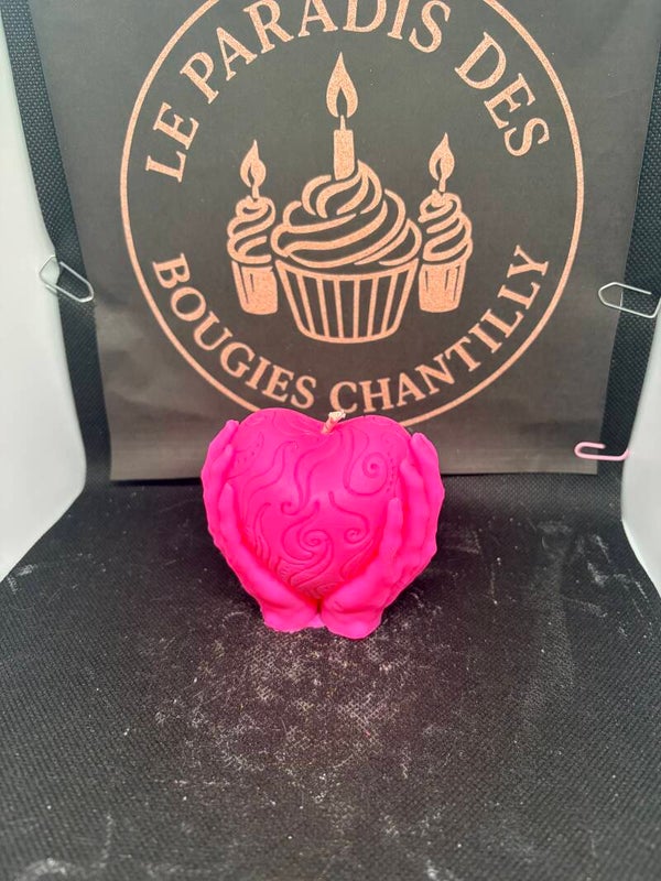 Bougie coeur entre les mains