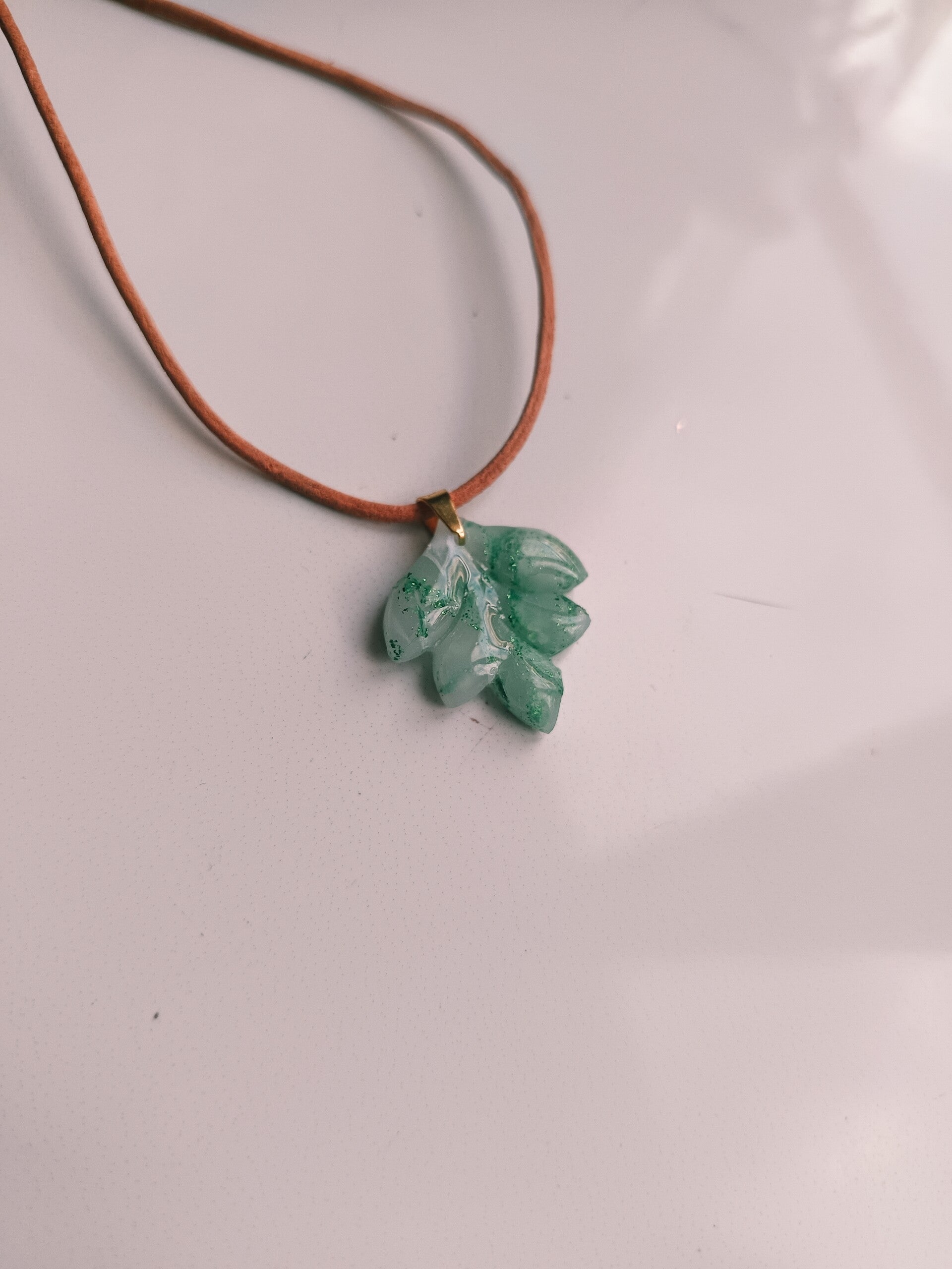 Collier pendentif argile polymère /chaine cuir de vache résistant