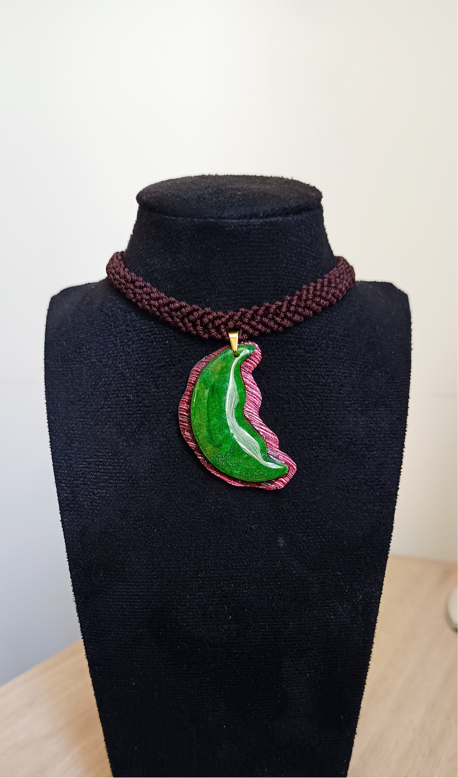 Collier pendentif argile polymère ras de cou macramé