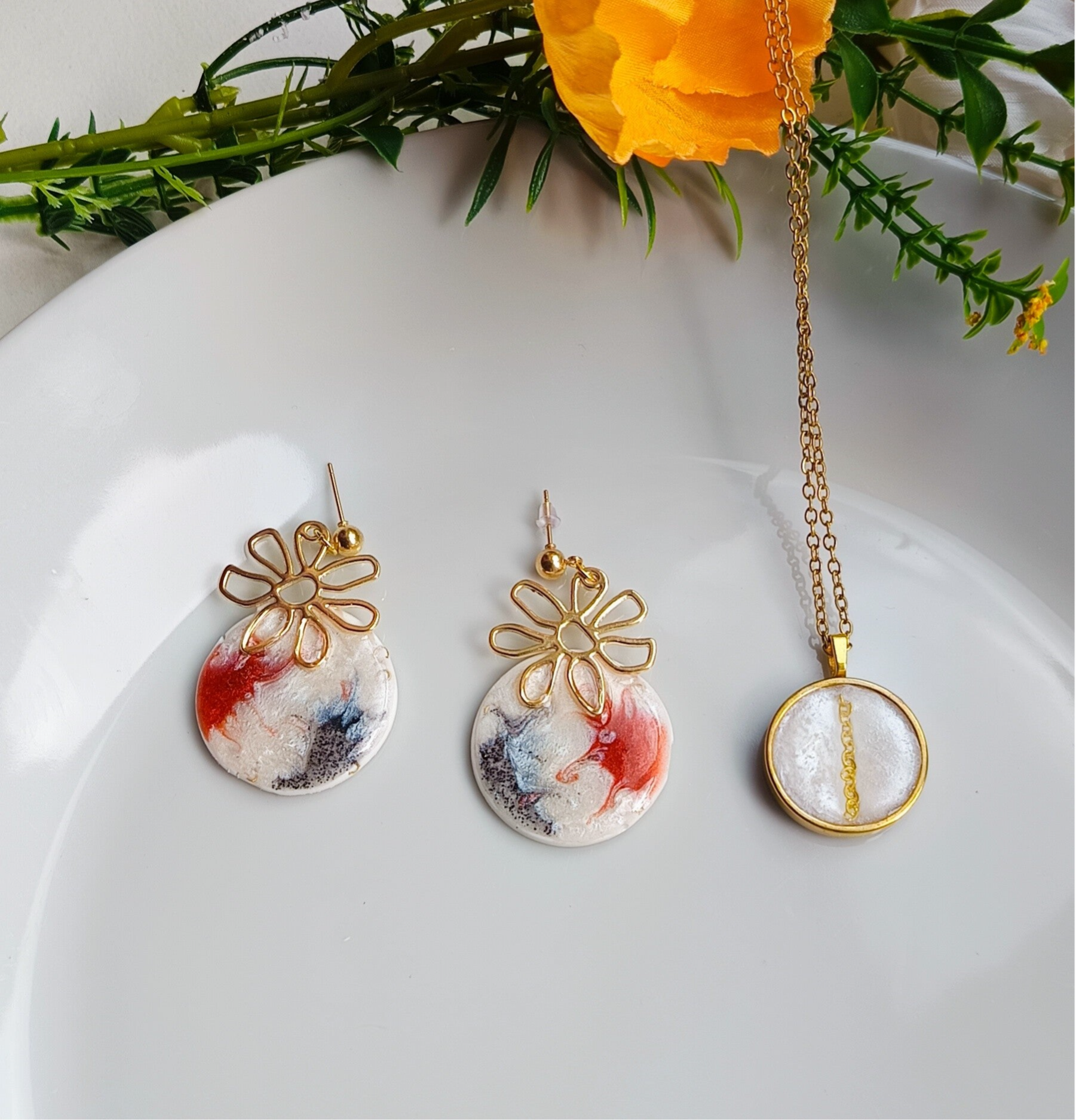 Colliers argile polymère finition résine/assorti avec les boucles d'oreilles dans la section boucles d'oreilles