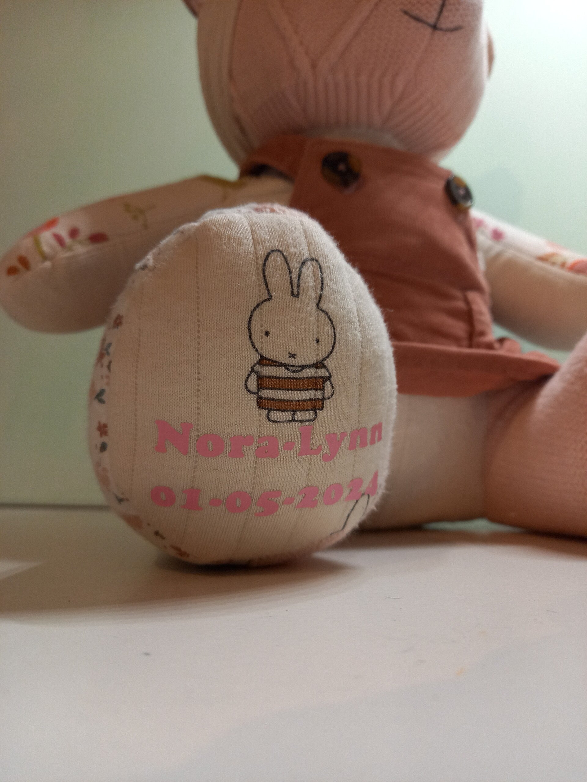 Extra optie: naam en geboortedatum op poot bedrukt